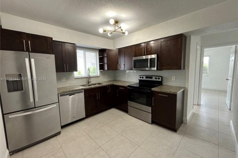 Casa en alquiler en Miami, Florida, 3 dormitorios, 107.77 m2 № 2060881 - foto 6