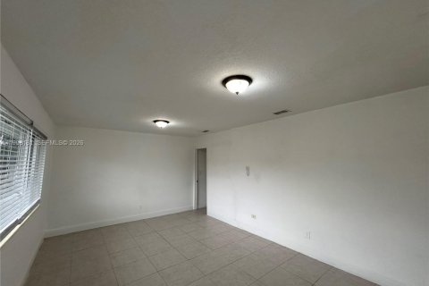 Casa en alquiler en Miami, Florida, 3 dormitorios, 107.77 m2 № 2060881 - foto 3
