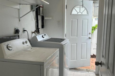 Casa en alquiler en Miami, Florida, 3 dormitorios, 107.77 m2 № 2060881 - foto 15