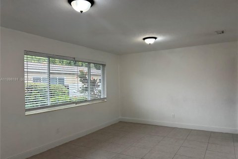 Casa en alquiler en Miami, Florida, 3 dormitorios, 107.77 m2 № 2060881 - foto 4