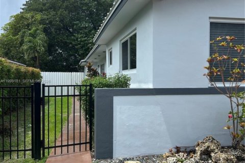 Casa en alquiler en Miami, Florida, 3 dormitorios, 107.77 m2 № 2060881 - foto 17