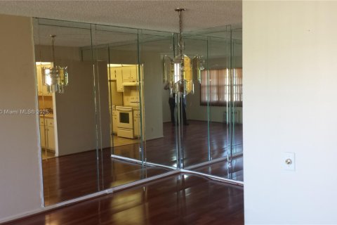 Condo in Pembroke Pines, Florida, 1 bedroom  № 1755756 - photo 11