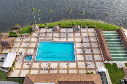 Condo in Pembroke Pines, Florida, 1 bedroom  № 1755756 - photo 1