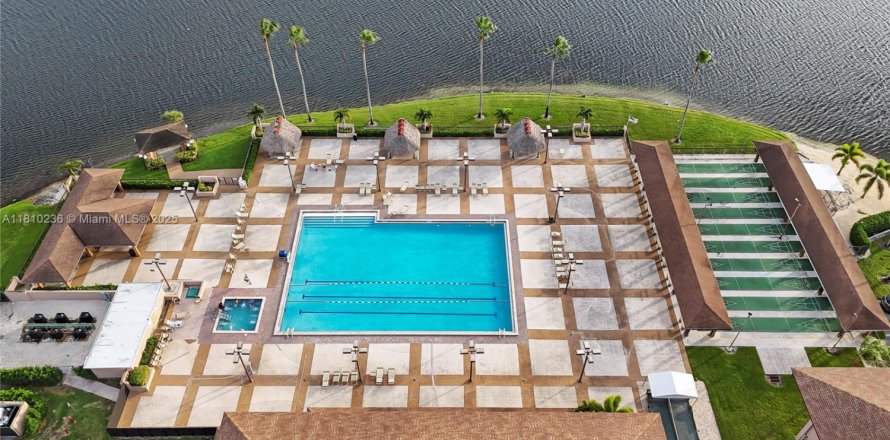 Condo in Pembroke Pines, Florida, 1 bedroom № 1755756