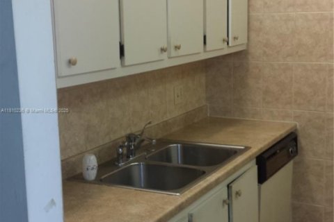 Condo in Pembroke Pines, Florida, 1 bedroom  № 1755756 - photo 9