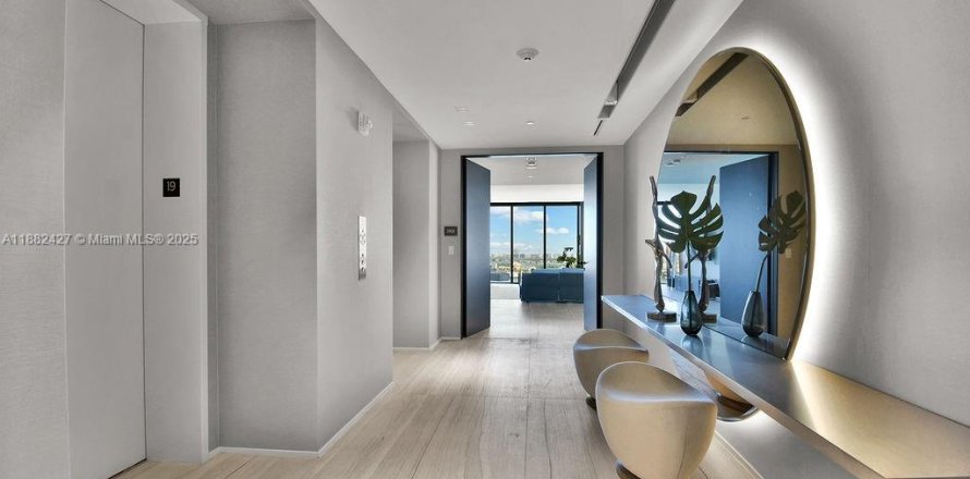 Condo in Miami, Florida, 4 bedrooms  № 1978062