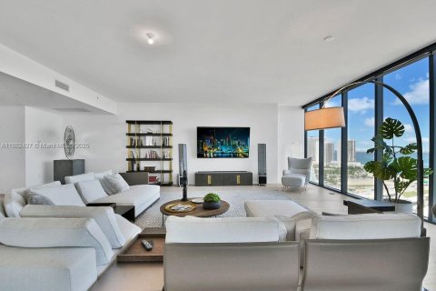 Condo in Miami, Florida, 4 bedrooms  № 1978062 - photo 11