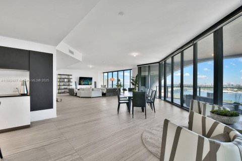 Condo in Miami, Florida, 4 bedrooms  № 1978062 - photo 25