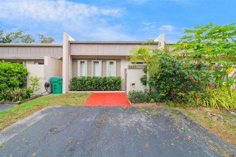 Villa ou maison à louer à Miami, Floride: 2 chambres, 117.24 m2 № 1987406 - photo 2
