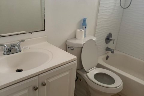 Copropriété à louer à Hollywood, Floride: 2 chambres, 76.64 m2 № 1930362 - photo 10
