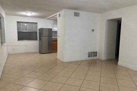 Copropriété à louer à Hollywood, Floride: 2 chambres, 76.64 m2 № 1930362 - photo 3