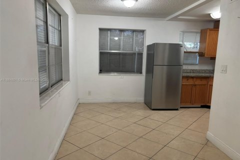 Copropriété à louer à Hollywood, Floride: 2 chambres, 76.64 m2 № 1930362 - photo 4