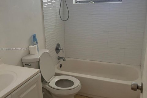 Copropriété à louer à Hollywood, Floride: 2 chambres, 76.64 m2 № 1930362 - photo 9