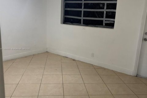 Copropriété à louer à Hollywood, Floride: 2 chambres, 76.64 m2 № 1930362 - photo 6