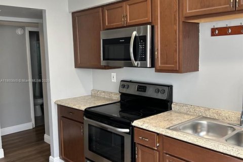 Copropriété à vendre à Lauderhill, Floride: 3 chambres, 147.06 m2 № 1897138 - photo 16