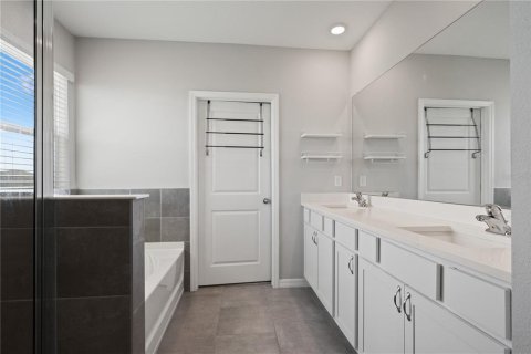 House in Wesley Chapel, Florida 5 bedrooms, 272.58 sq.m. № 2126526 - photo 25