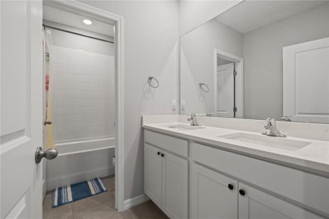 House in Wesley Chapel, Florida 5 bedrooms, 272.58 sq.m. № 2126526 - photo 28