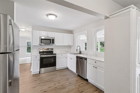 House in West Palm Beach, Florida 4 bedrooms, 198.63 sq.m. № 1887156 - photo 14