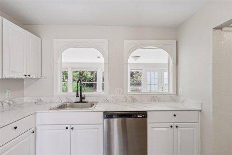 House in West Palm Beach, Florida 4 bedrooms, 198.63 sq.m. № 1887156 - photo 13