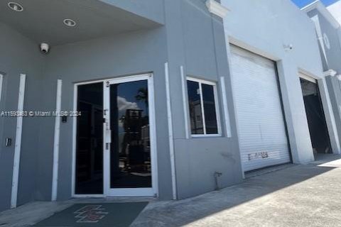 Commercial property in Doral, Florida № 1185246