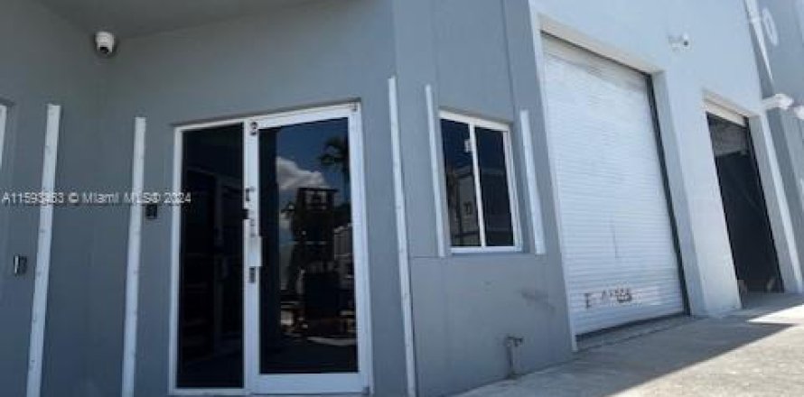 Commercial property in Doral, Florida № 1185246