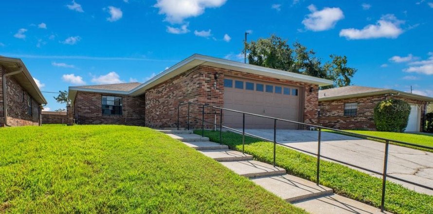 House in Lakeland, Florida 3 bedrooms, 150.69 sq.m. № 1916013