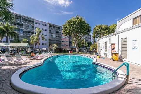 Condominio en venta en Hallandale Beach, Florida, 1 dormitorio, 72.93 m2 № 1701128 - foto 29