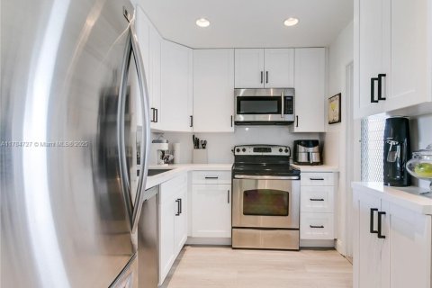 Condominio en venta en Hallandale Beach, Florida, 1 dormitorio, 72.93 m2 № 1701128 - foto 12
