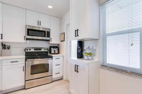 Condominio en venta en Hallandale Beach, Florida, 1 dormitorio, 72.93 m2 № 1701128 - foto 10