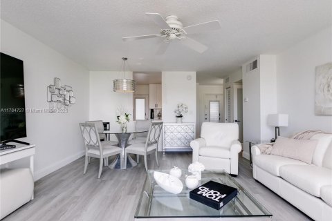 Condominio en venta en Hallandale Beach, Florida, 1 dormitorio, 72.93 m2 № 1701128 - foto 8