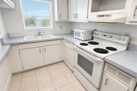 Condo in Seminole, Florida, 2 bedrooms № 2209473 - photo 6