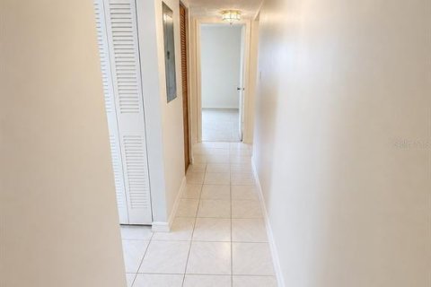 Condo in Seminole, Florida, 2 bedrooms № 2209473 - photo 4