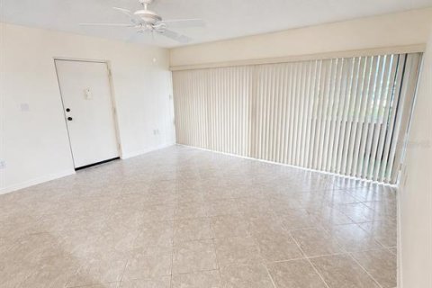 Condo in Seminole, Florida, 2 bedrooms № 2209473 - photo 3