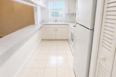 Condo in Seminole, Florida, 2 bedrooms № 2209473 - photo 5