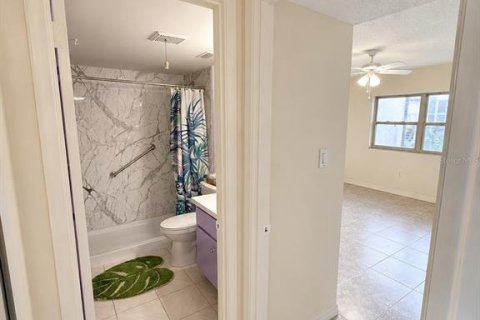 Condo in Seminole, Florida, 2 bedrooms № 2209473 - photo 7