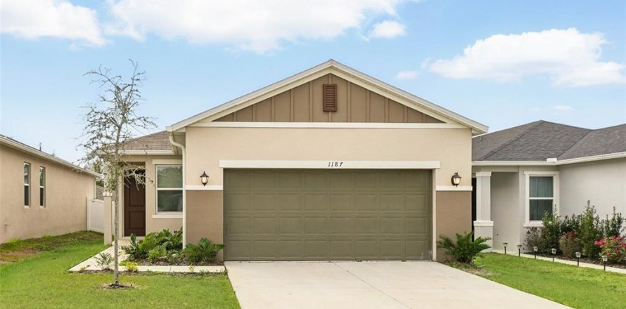House in Davenport, Florida 4 bedrooms, 157.84 sq.m. № 2113720