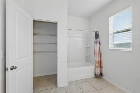 House in Davenport, Florida 4 bedrooms, 157.84 sq.m. № 2113720 - photo 24