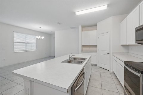 House in Davenport, Florida 4 bedrooms, 157.84 sq.m. № 2113720 - photo 17
