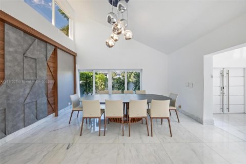 Купить виллу или дом в Халландейл-Бич, Флорида 5 спален, 383.31м2, № 1967265 - фото 22
