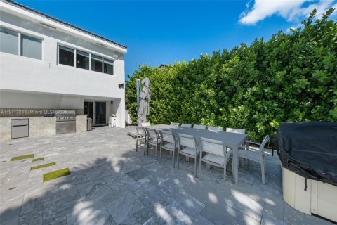 Купить виллу или дом в Халландейл-Бич, Флорида 5 спален, 383.31м2, № 1967265 - фото 10