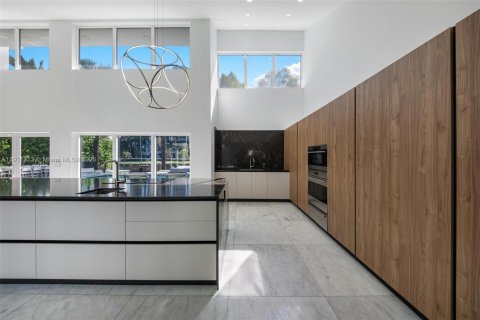 Купить виллу или дом в Халландейл-Бич, Флорида 5 спален, 383.31м2, № 1967265 - фото 25