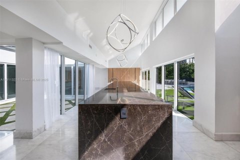 Купить виллу или дом в Халландейл-Бич, Флорида 5 спален, 383.31м2, № 1967265 - фото 24