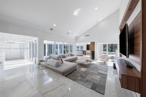 Купить виллу или дом в Халландейл-Бич, Флорида 5 спален, 383.31м2, № 1967265 - фото 19