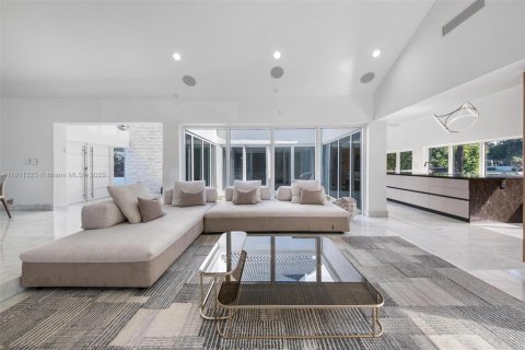 Купить виллу или дом в Халландейл-Бич, Флорида 5 спален, 383.31м2, № 1967265 - фото 17