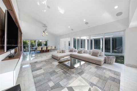 Купить виллу или дом в Халландейл-Бич, Флорида 5 спален, 383.31м2, № 1967265 - фото 18