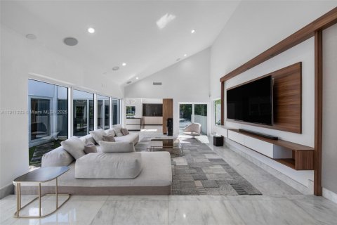 Купить виллу или дом в Халландейл-Бич, Флорида 5 спален, 383.31м2, № 1967265 - фото 20