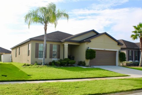 House in Polk City, Florida 4 bedrooms, 180.04 sq.m. № 1912119 - photo 1