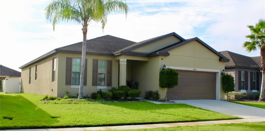House in Polk City, Florida 4 bedrooms, 180.04 sq.m. № 1912119