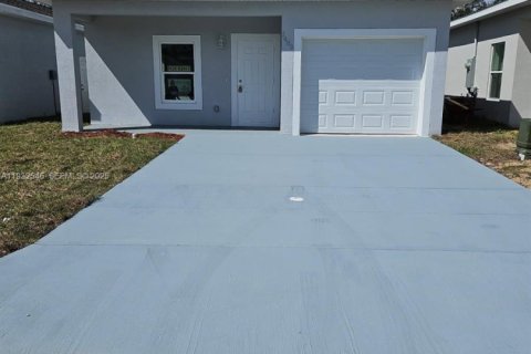 House in Sebring, Florida 3 bedrooms, 123.56 sq.m. № 1994687 - photo 1