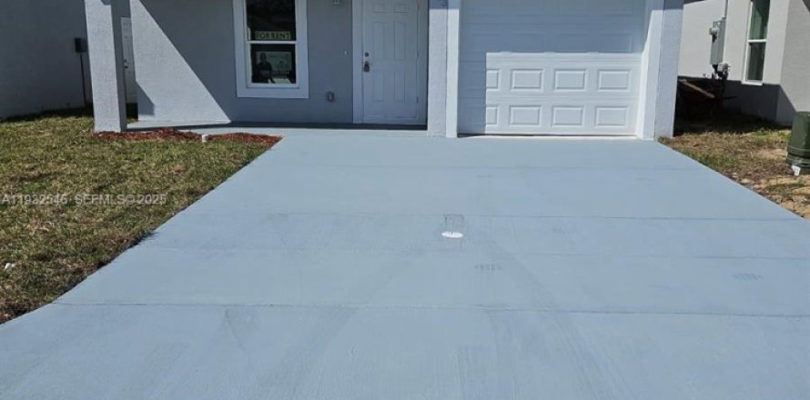 House in Sebring, Florida 3 bedrooms, 123.56 sq.m. № 1994687